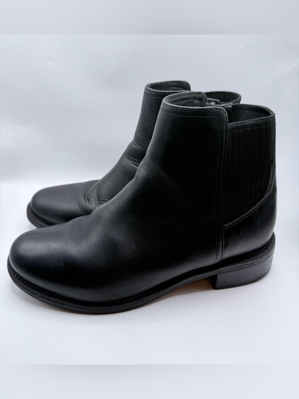 Clarks Collection Black Leather Chelsea Ankle Boots 8.5 Knit stretch zip EUC